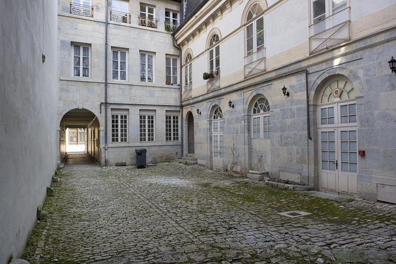 Façade postérieure du logis sur rue et aile sur cour : rez-de-chaussée et premier étage.