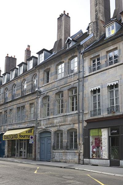 Façade sur rue, de trois quarts droit.