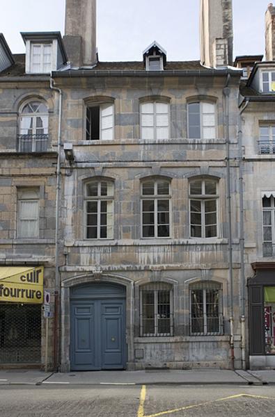 Façade sur rue, de face.