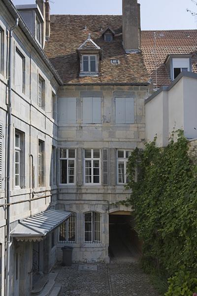 Façade postérieure du logis sur rue et aile sur cour.