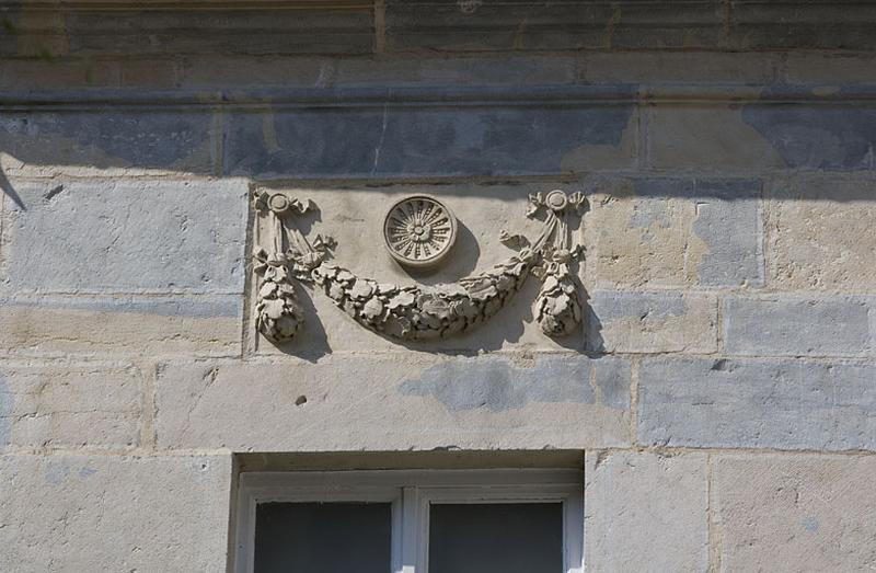 Hôtel en fond de cour : détail d'un décor sur la façade antérieure.