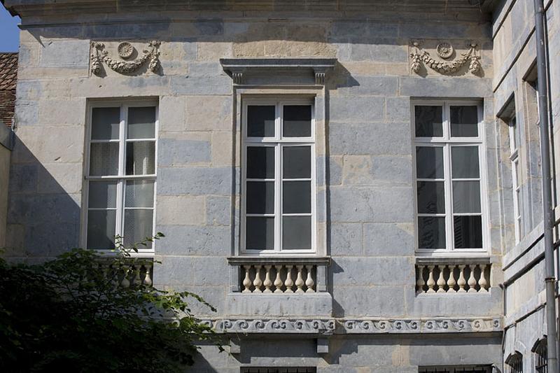 Hôtel en fond de cour : détail du premier étage de la façade antérieure.