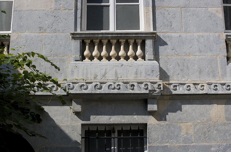 Hôtel en fond de cour : détail d'un balcon et de la frise au premier étage de la façade antérieure.