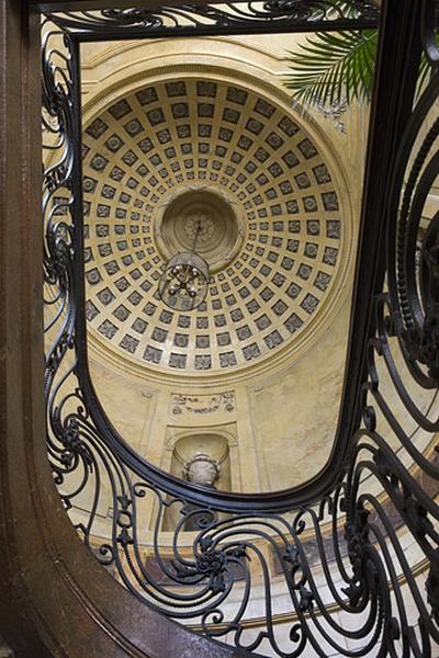 Hôtel en fond de cour : coupole de l'escalier et ferronnerie de la rampe.