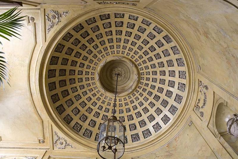 Hôtel en fond de cour : coupole de l'escalier.