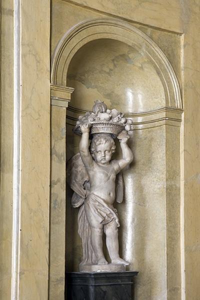 Hôtel en fond de cour, escalier : niche gauche décorée d'une statuette d'ange portant un panier de fruits.