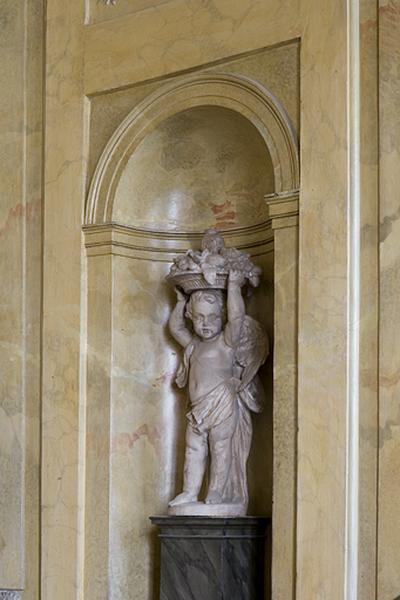 Hôtel en fond de cour, escalier : niche droite décorée d'une statuette d'ange portant un panier de fruits.