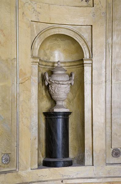 Hôtel en fond de cour, escalier : niche centrale décorée d'une urne sur un piédestal.