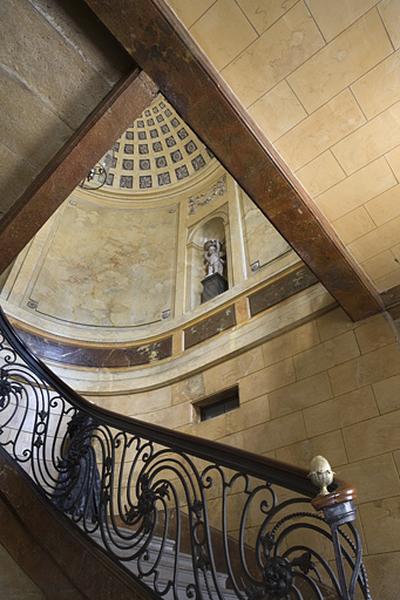 Hôtel en fond de cour, escalier : vue de la cage d'escalier depuis le rez-de-chaussée.