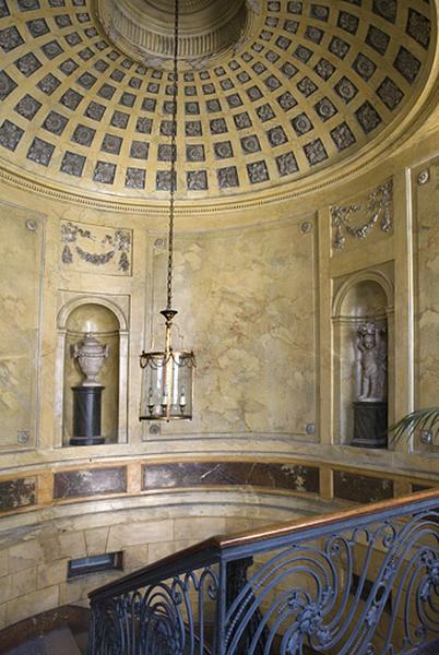 Hôtel en fond de cour, escalier : détail de la cage d'escalier depuis le premier palier.