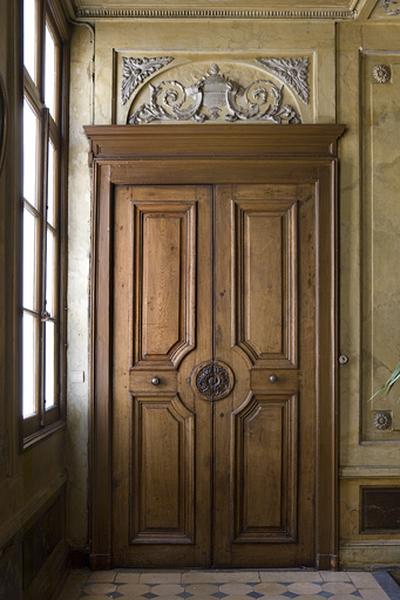 Hôtel en fond de cour, escalier : détail de la porte droite sur le premier palier.