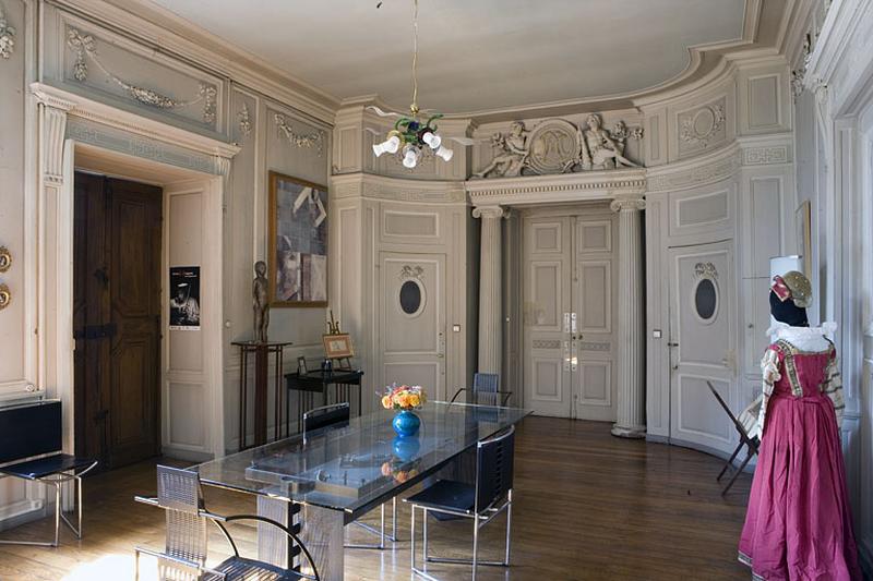 Hôtel en fond de cour, antichambre : vue d'ensemble depuis le fond de la pièce.