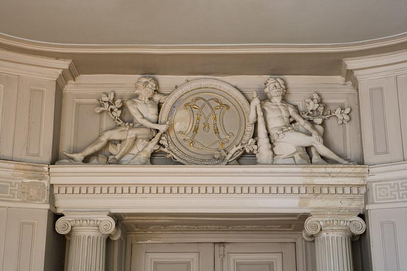 Hôtel en fond de cour, antichambre : détail du dessus de la porte menant au grand salon.