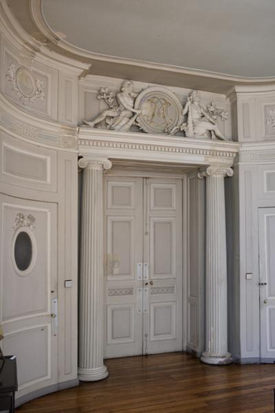 Hôtel en fond de cour, antichambre : vue d'ensemble de la porte menant au grand salon.