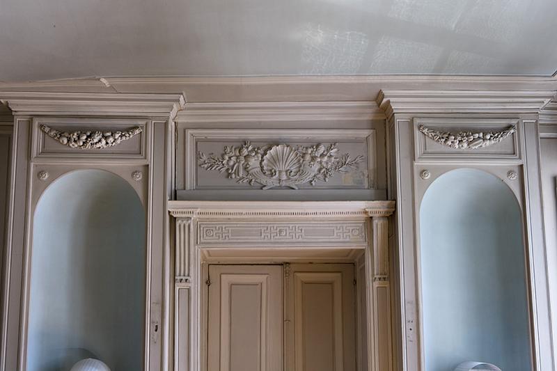 Hôtel en fond de cour, antichambre : décor du dessus de porte et des deux niches sur le mur du fond.