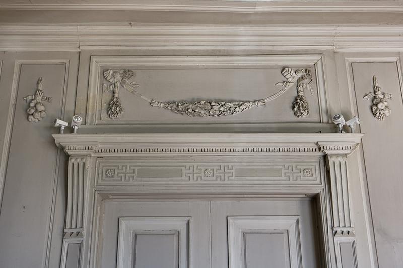 Hôtel en fond de cour, antichambre : décor du dessus d'une fausse-porte.