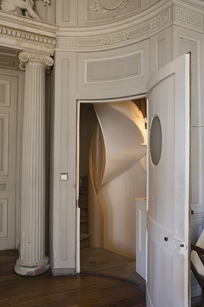 Hôtel en fond de cour, antichambre : vue d'un escalier secondaire à droite de l'entrée du grand salon.