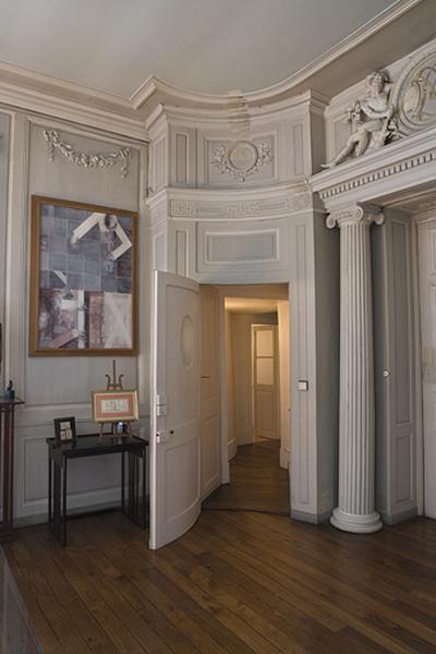 Hôtel en fond de cour, antichambre : vue du couloir, à gauche de l'entrée du grand salon.