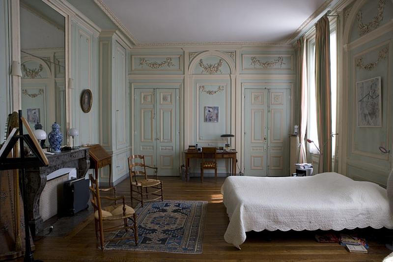 Hôtel en fond de cour, chambre à droite de l'antichambre (ancien petit salon) : vue d'ensemble depuis l'entrée.