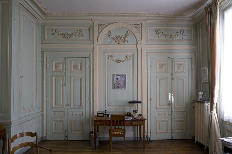 Hôtel en fond de cour, chambre à droite de l'antichambre (ancien petit salon) : détail des lambris au fond de la pièce.