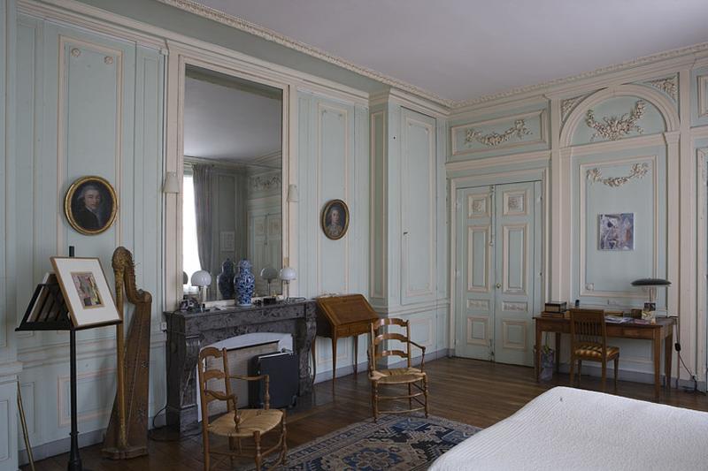 Hôtel en fond de cour, chambre à droite de l'antichambre (ancien petit salon) : vue d'ensemble depuis l'entrée, de trois quarts droit.