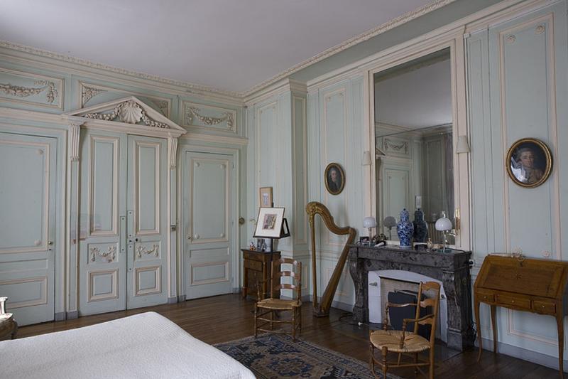 Hôtel en fond de cour, chambre à droite de l'antichambre (ancien petit salon) : vue d'ensemble depuis le fond, de trois quarts gauche.