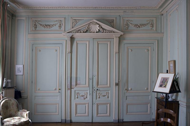 Hôtel en fond de cour, chambre à droite de l'antichambre (ancien petit salon) : lambris et porte donnant sur l'antichambre.