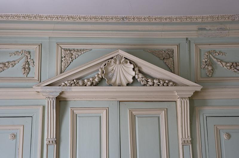 Hôtel en fond de cour, chambre à droite de l'antichambre (ancien petit salon) : détail du dessus de porte donnant sur l'antichambre.