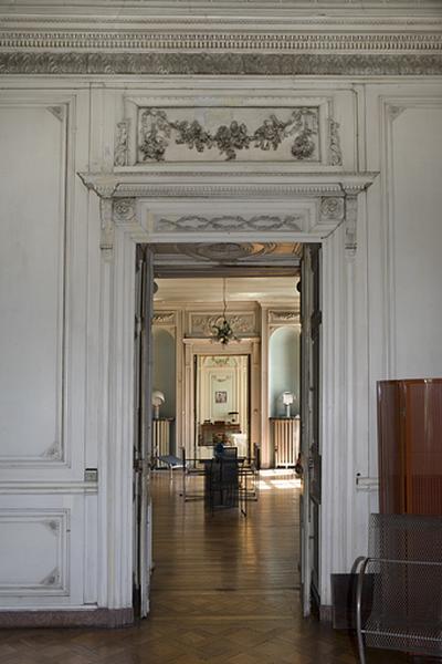 Hôtel en fond de cour, grand salon : vue de l'enfilade depuis l'entrée.