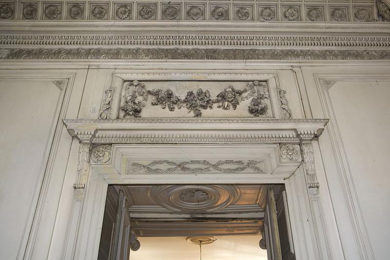 Hôtel en fond de cour, grand salon : détail du dessus de porte, côté antichambre.