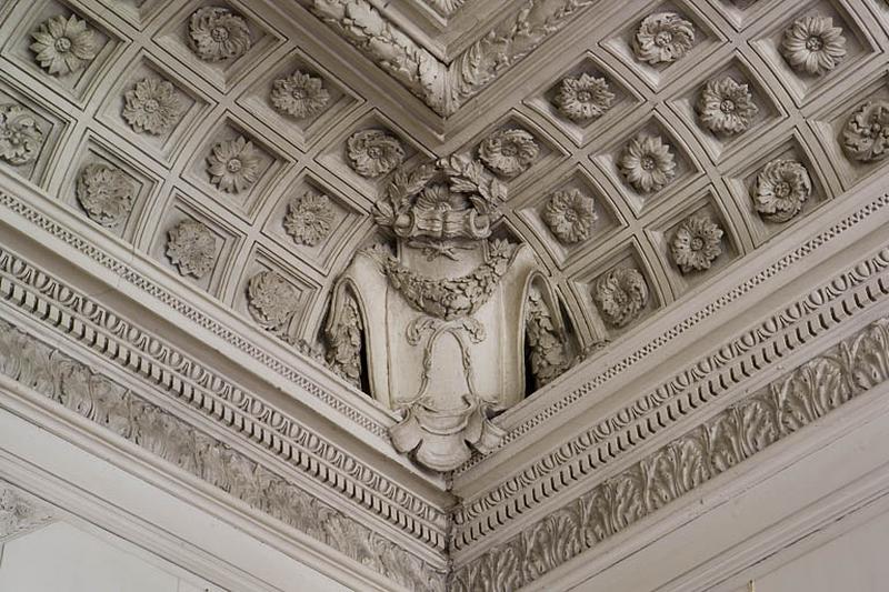 Hôtel en fond de cour, grand salon : détail d'un angle du plafond portant le monogramme L.