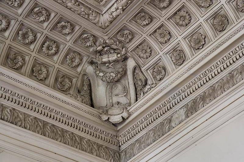 Hôtel en fond de cour, grand salon : détail d'un angle du plafond portant le monogramme B.