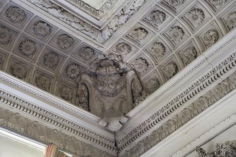 Hôtel en fond de cour, grand salon : détail d'un angle du plafond portant le monogramme M.