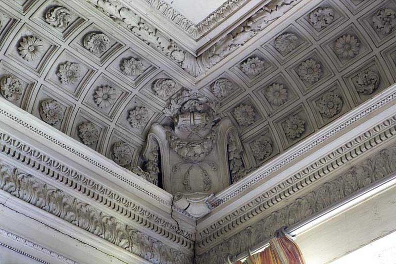 Hôtel en fond de cour, grand salon : détail d'un angle du plafond portant le monogramme C.