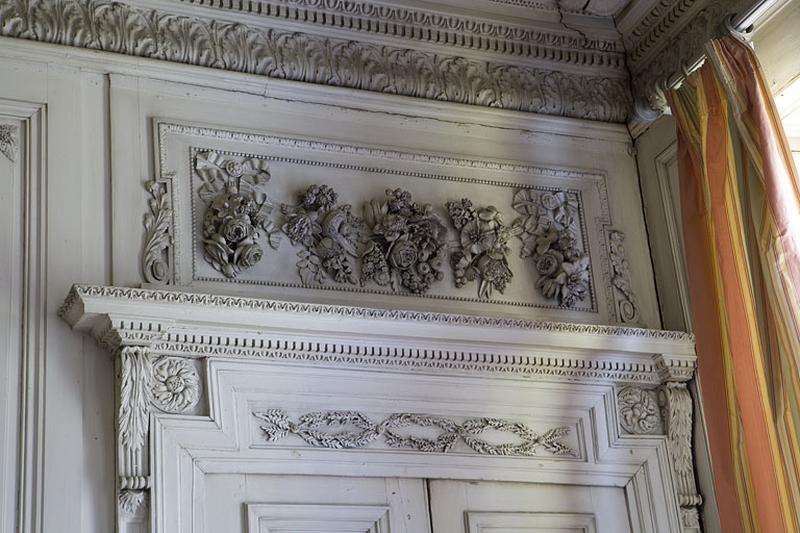 Hôtel en fond de cour : détail du dessus de porte entre le grand salon et la chambre.