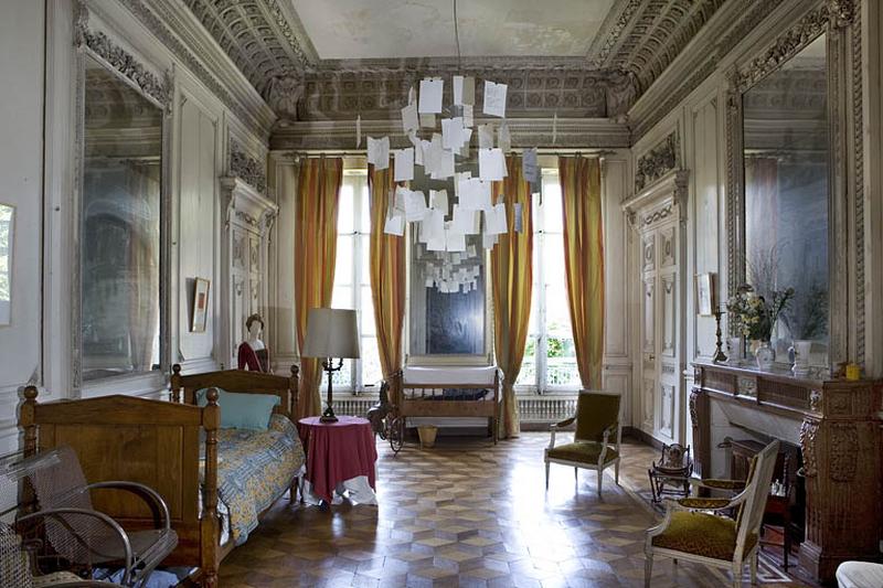 Hôtel en fond de cour : vue d'ensemble du grand salon depuis l'entrée.