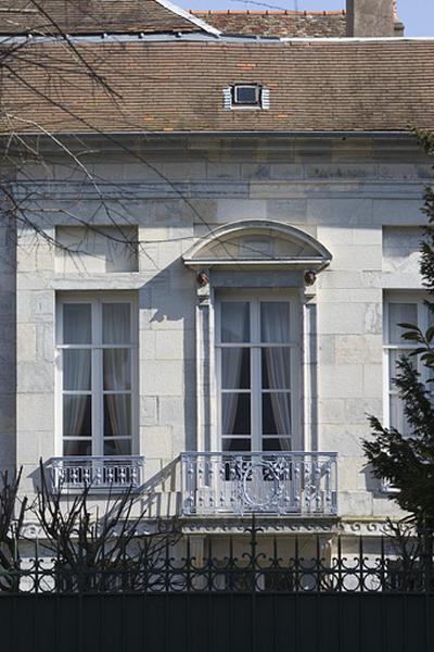 Hôtel en fond de cour : détail de la fenêtre centrale, premier étage sur jardin.