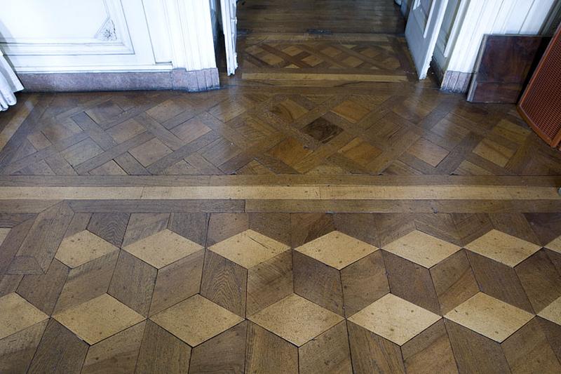 Hôtel en fond de cour : détail du plancher du grand salon vers la porte d'entrée donnant sur l'antichambre.