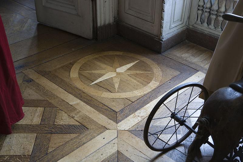 Hôtel en fond de cour : détail du plancher du grand salon, rosace.