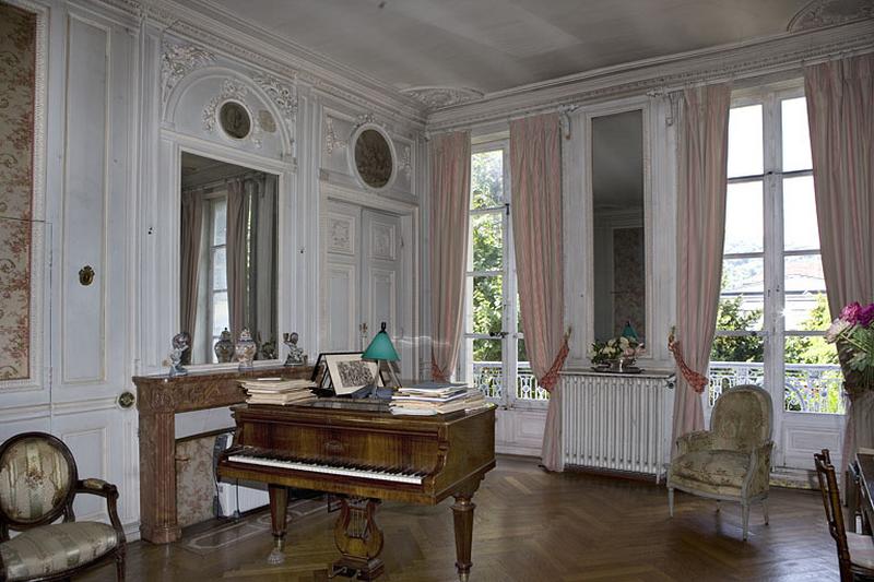 Hôtel en fond de cour : vue d'ensemble de la chambre depuis le fond de la pièce.