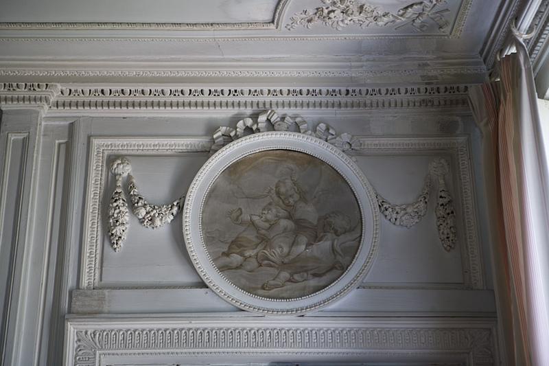 Hôtel en fond de cour, chambre : détail du médaillon peint en grisaille au-dessus de la porte donnant accès au boudoir.