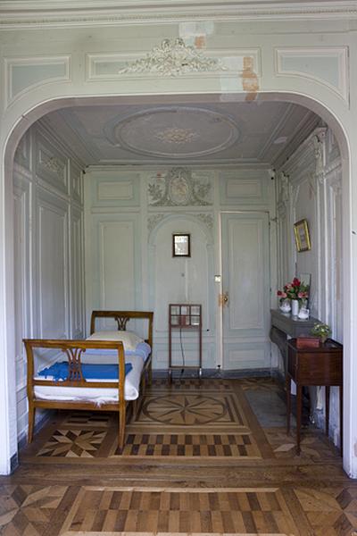 Hôtel en fond de cour : vue d'ensemble de l'ancien cabinet de toilette.