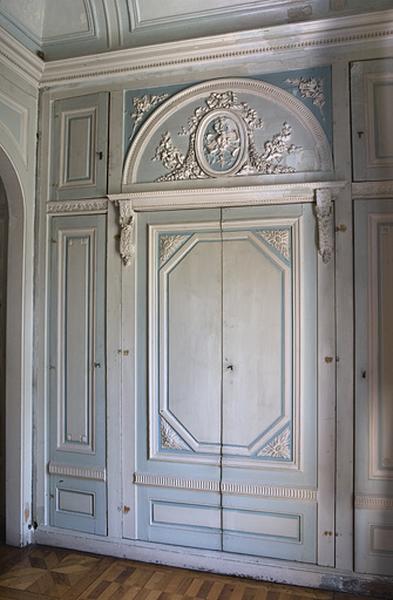 Hôtel en fond de cour : lambris du mur droit de l'ancien boudoir.