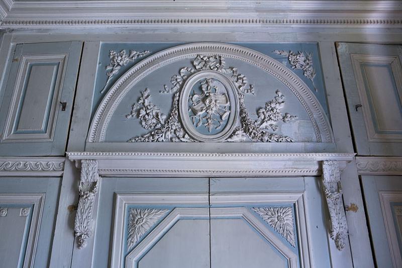 Hôtel en fond de cour : détail de la partie supérieure des lambris, mur droit de l'ancien boudoir.