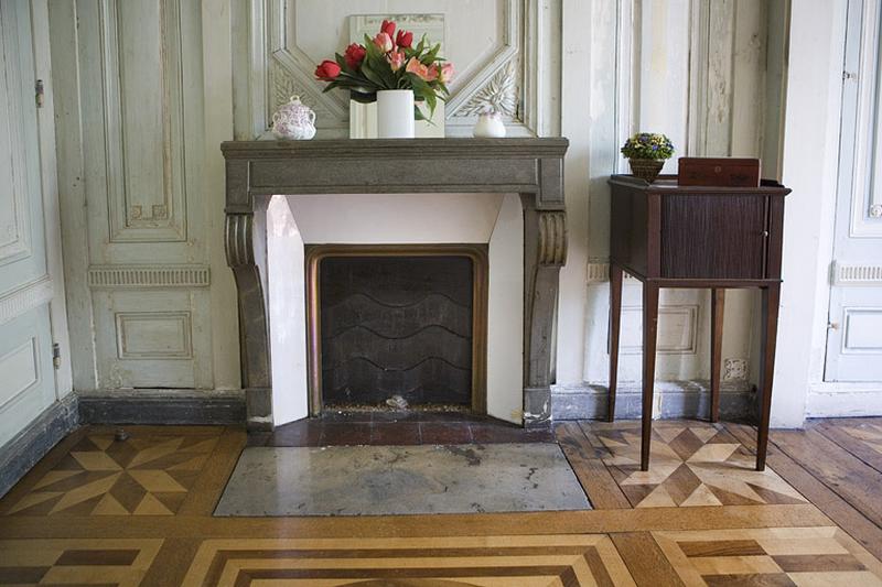 Hôtel en fond de cour : détail de la cheminée de l'ancien cabinet de toilette.