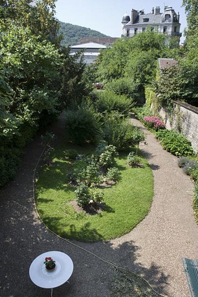 Hôtel en fond de cour : vue du jardin depuis le premier étage.