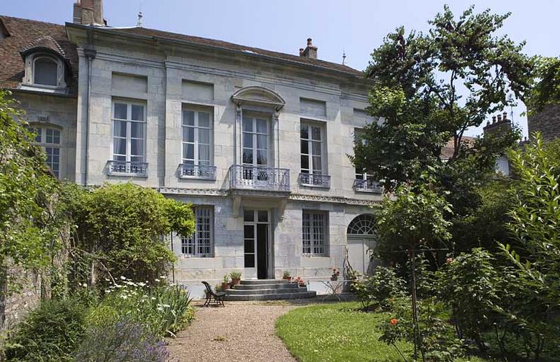 Hôtel en fond de cour : vue d'ensemble de la façade sur jardin.