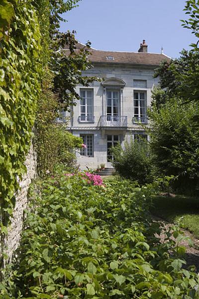 Hôtel en fond de cour : vue d'ensemble de la façade postérieure depuis le fond du jardin.