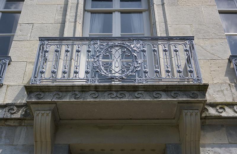 Hôtel en fond de cour : détail du balcon sur la façade postérieure.