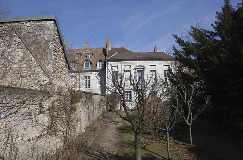 Hôtel en fond de cour : vue d'ensemble du jardin et de la façade postérieure depuis la place du théatre.